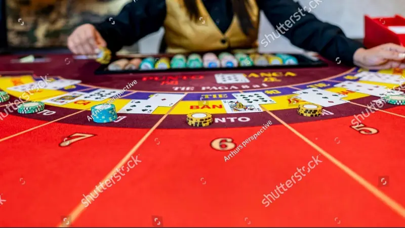 百家樂遊戲中的閒家與莊家牌面及籌碼堆疊（圖片012）