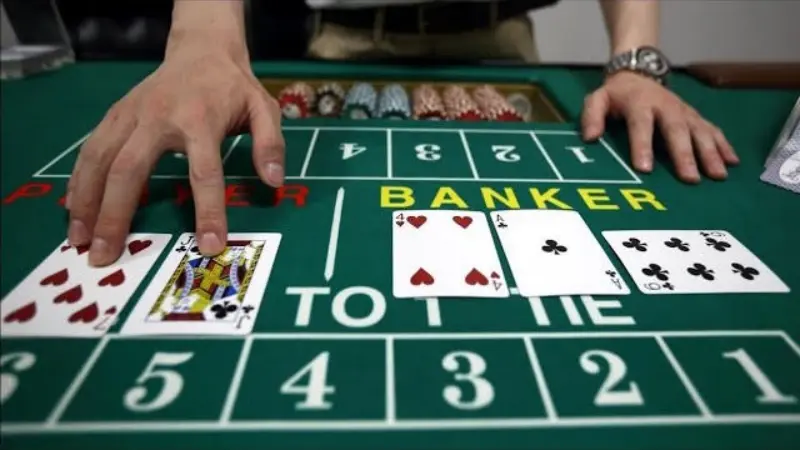百家樂遊戲中的閒家與莊家牌面及籌碼堆疊（圖片042）